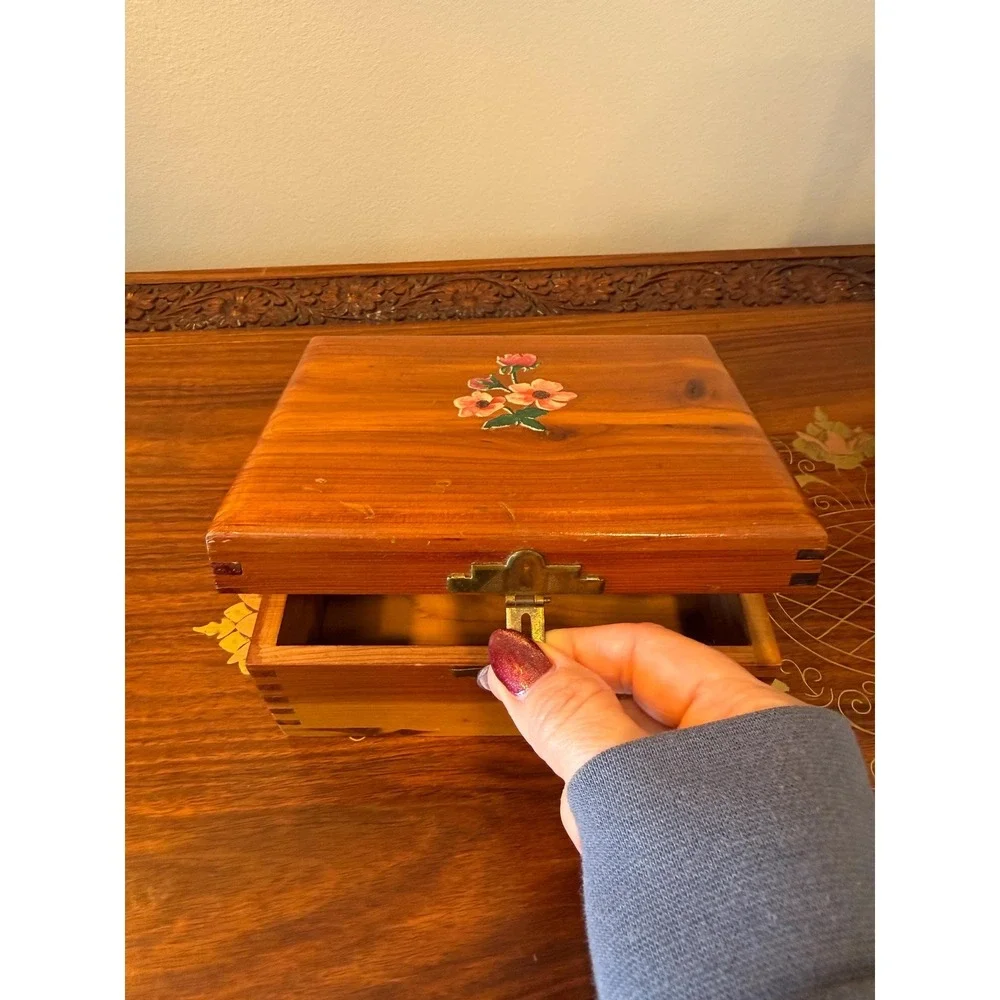 Vintage Cedar Keepsake Box with Floral Transfer Lid‎